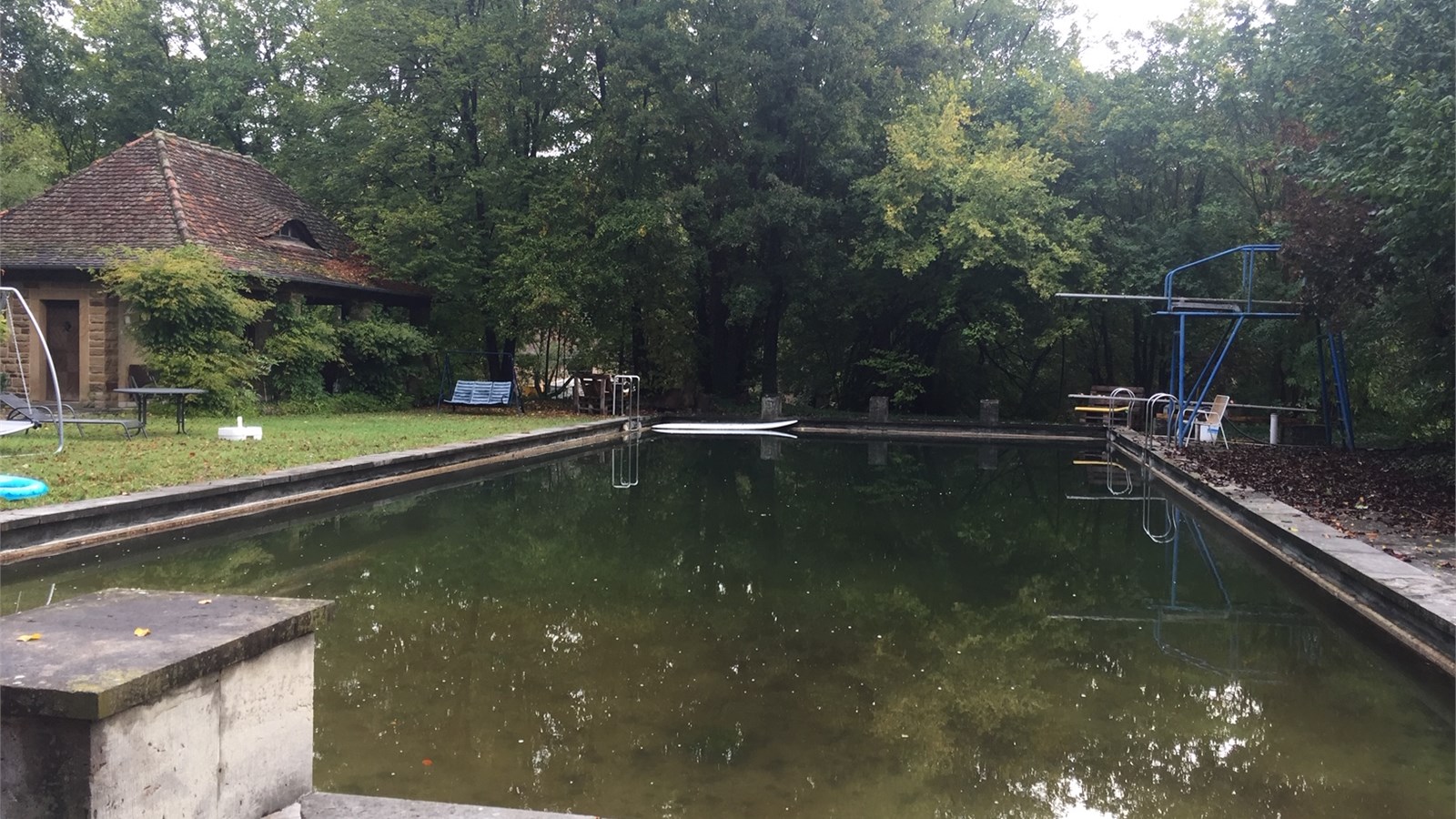 Filmlocations Bayern Motivsuche Gartenanlage mit Poolhaus und